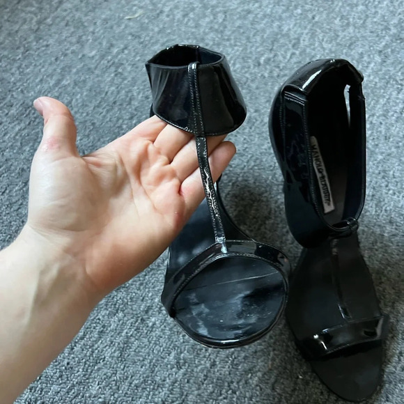 Manolo Blahnik Black Patent Leather T Strap Heels, size 40 - Picture 3 of 7
